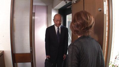 Japanese housewife banged by her husband and his friends!