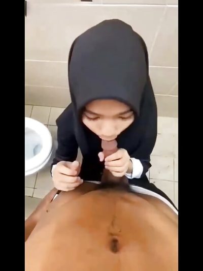 jilbab oral in toilet campus