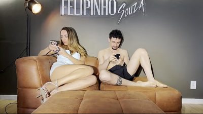 Não aguentei e gozei gostoso com o meu primo antes da minha tia chegar