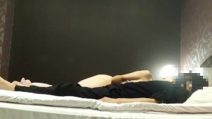 無修正　不倫熟年カップルホテルハメ撮り、スケベ熟女との本気のセックス騎乗位の後は正常位で中だし