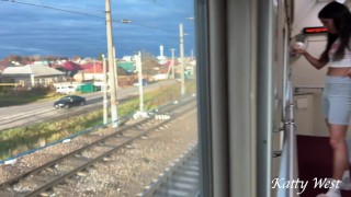 Публичный секс в туалете поезда , пока другие люди ждут в очереди